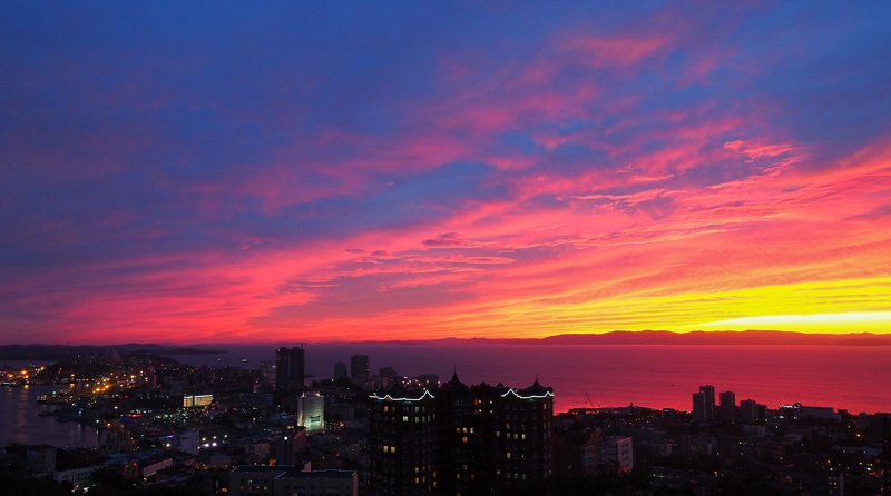 Владивосток, закат Загорелось небо красками закатаphoto preview