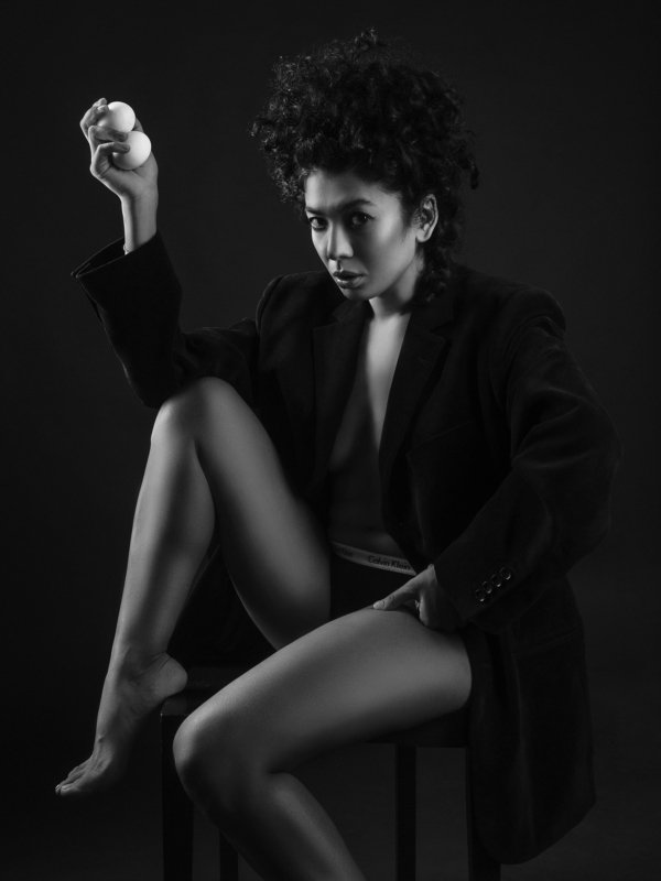 Девушка с яйцамиphoto preview