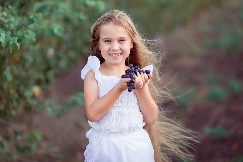 фотопрогулка, детская фотосессия, лето, август, дети, детская фотосессия, детский фотограф, фотосессия, радость, девочки, счастье, детский и семейный фотограф, детское фото, дети на фото, виноградники, красивые девочки, мама и дочки, сестрички Виноградная пораphoto preview