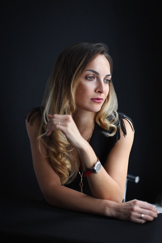 стиль, мода, красота, женщины, девушки, гламур За столиком возле окнаphoto preview