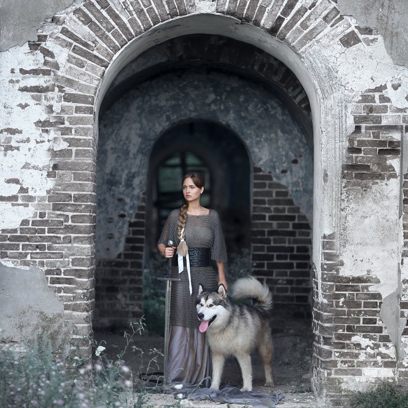 замок, маламут, девушка с маламутом, кольчуга, меч, девушка в кольчуге, лайка, девушка в замке photo preview