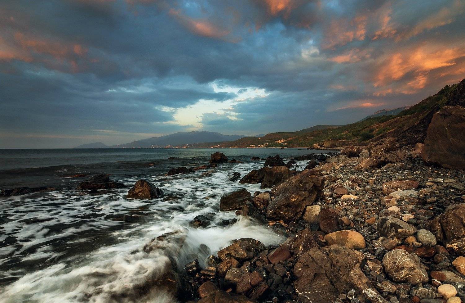 Облачный край.. Автор: Владимир Яковлев крым, пейзаж, лето, вода, море, вечер, камни, сотера, закат, облака, горы, Владимир Яковлев