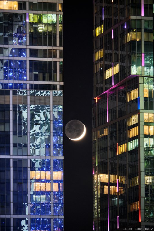 москва,луна,новолуние,москва-сити,ночь,ночной город,архитектура Новолуние между небоскрёбамиphoto preview