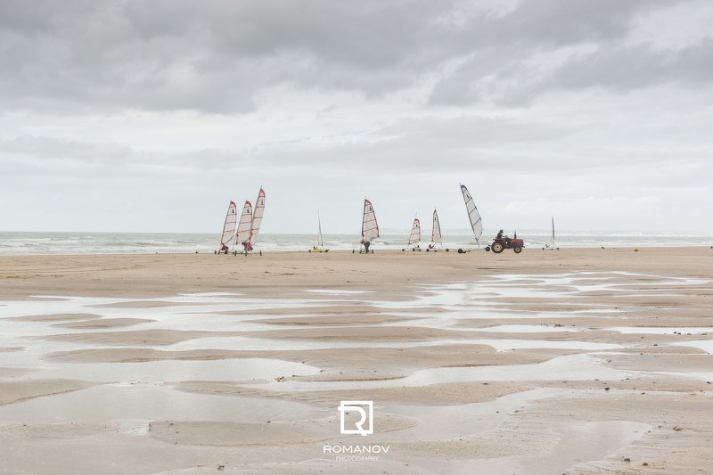 Пляж, Песок, Море, Береговая линия, На открытом воздухе, Небо, Природа, Англия, Великобритания, Лето, Воды, Синий, Отдых, песчаная яхта, яхта, Франция, Довиль, Кальвадос, канал, Английский, Ла-Манш, Трувиль-сюр-Мер, дюны Brethren of the Sand Dunes Cost - Береговое братство Песчаных дюн photo preview