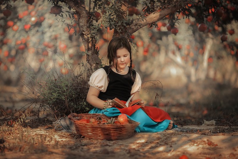 Девочка с гранатамиphoto preview