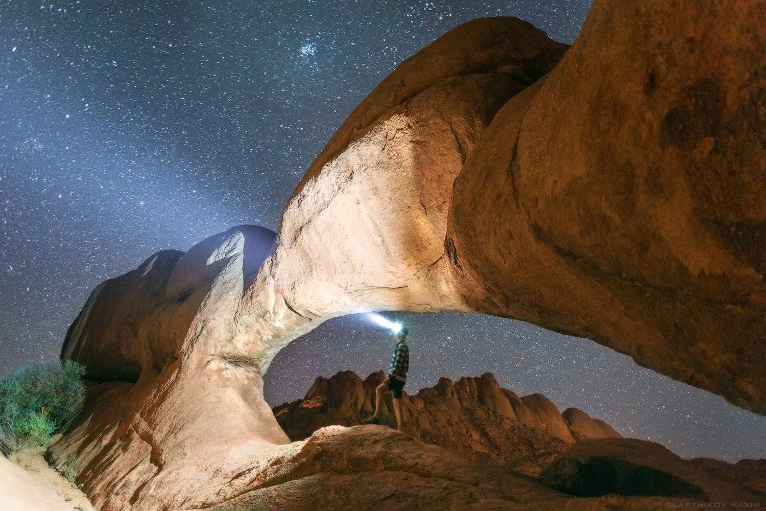 намибия, песок, звезды, ночь, арки, камень, горы, пики, африка, юг, пустыня, туманность, млечный путь, галактика, путешествия, свет, Максим Сластников