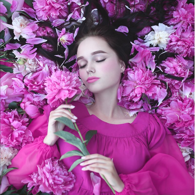 пионы, розовые пионы, девушка с пионами, девушка в пионах, розовый, брюнетка, девушка в цветах Пионыphoto preview
