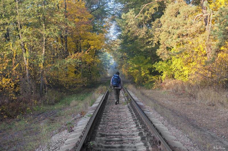 осень, утро, железная дорога, лес, человек, турист ...по железной дороге ...photo preview
