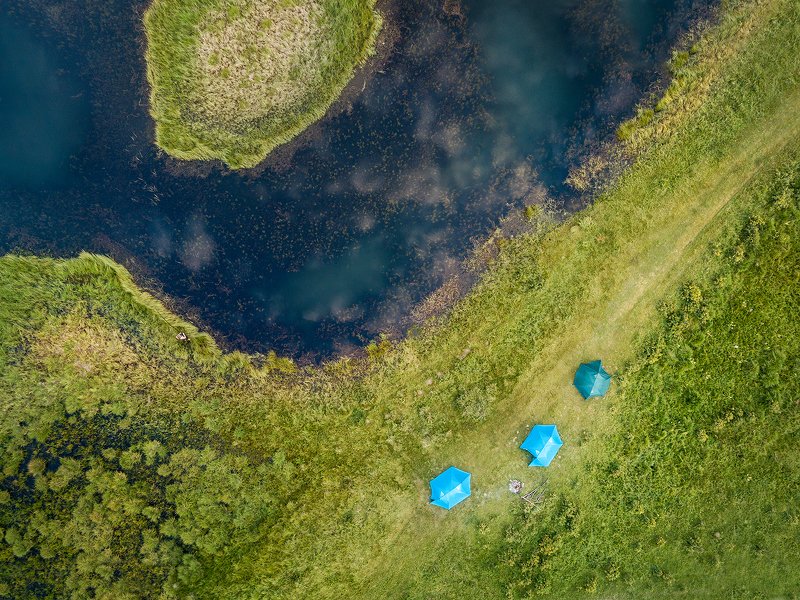 пейзаж, природа, озеро, палатка, берег, болото, трава, сверху, аэрофотосъемка, дрон, квадрокоптер, Алтай, Джангызколь, Ештыколь, урочище, Северо-Чуйский, хребет, рыбак, рыбалка Три палатки у озераphoto preview