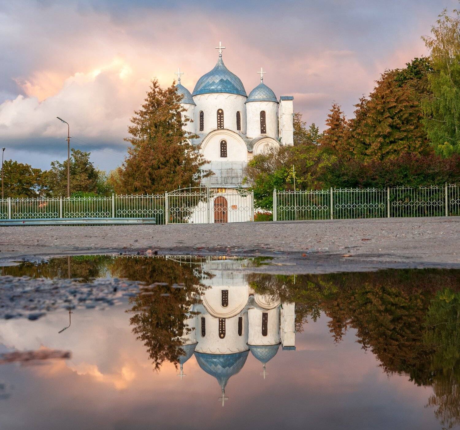 В зеркале. Автор: Roman Dmitriev псков, Roman Dmitriev