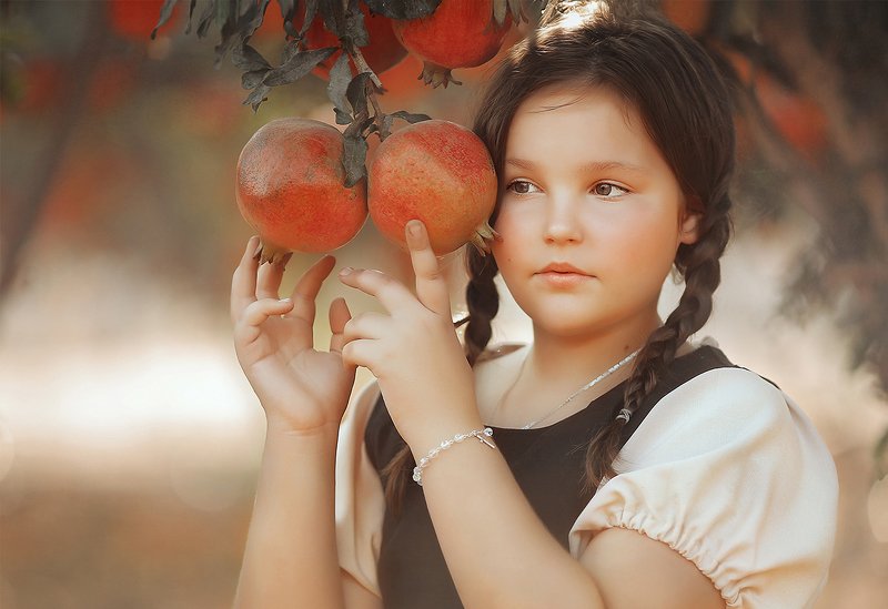 Девочка с гранатамиphoto preview