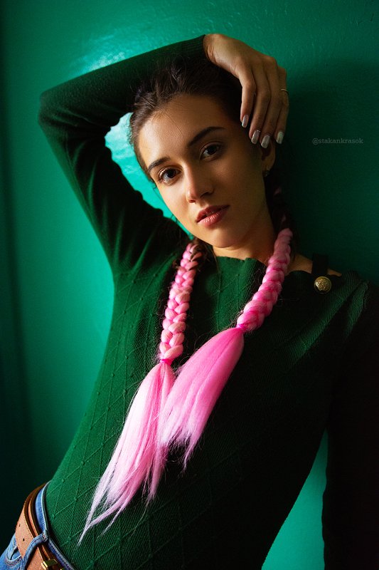 stakankrasok модель портрет подъезд естественный свет Зеленыйphoto preview