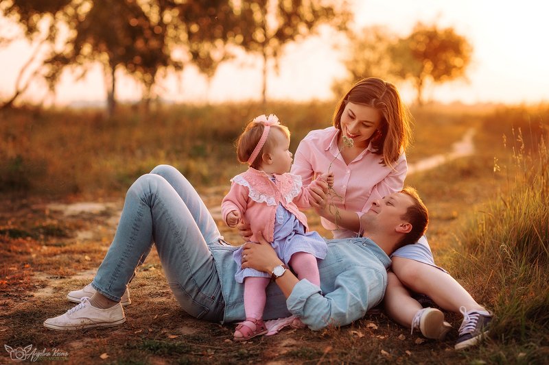 семья, любовь, закат, поле, цветы, лето, вечер, мама, папа, дочь, девочка, розовый, оранжевый, голубой, счастье, ***photo preview