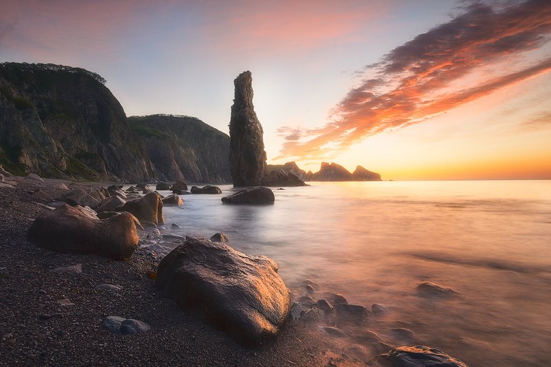 рассвет краски свет море кекур камни волны пейзаж утро морской пейзаж россия  фото мыс 4х скал Гигант встречает утроphoto preview