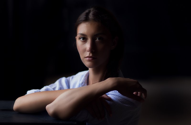 женскийпортрет, низкийключ, рукивкадре Ритаphoto preview