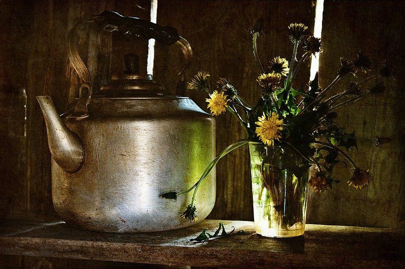 одуванчики, старый чайник, весна. Чай с одуванчиками.photo preview