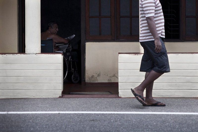 калека, шри-ланка, коляска инвалидная, линии * фото превью