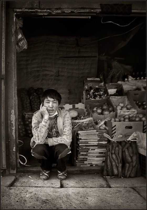 Тоговец овощами ...photo preview