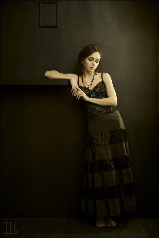 девушка, черная комната Blackphoto preview