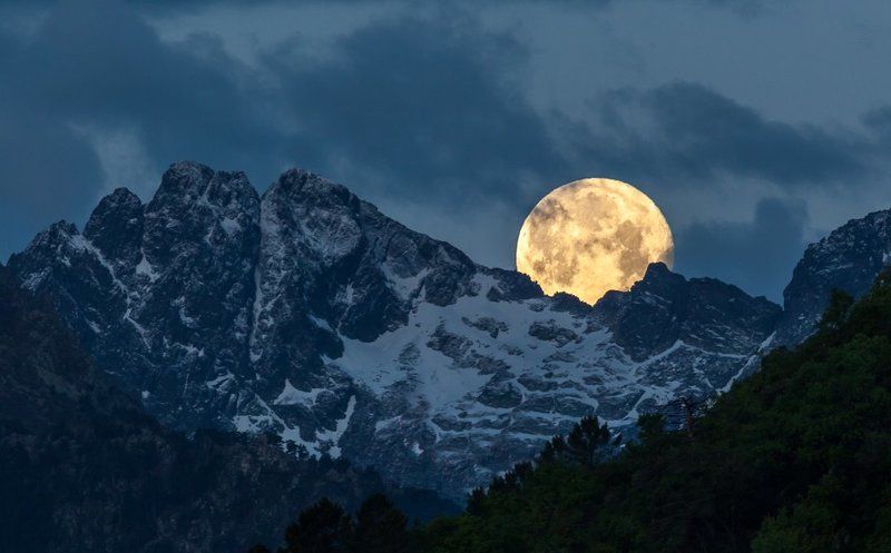 корсиканская лунаphoto preview