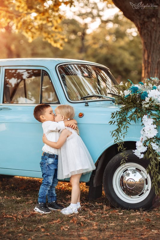 дети, девочка, мальчик, машина, голубой, вечер, природа, платье, белый, солнце, дерево, поцелуй,  ***photo preview