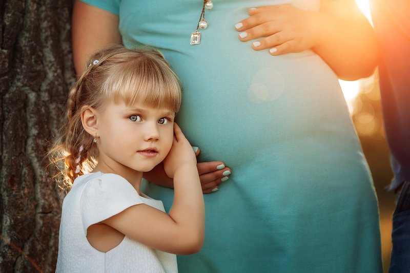беременность, девочка, брат, сестра, блик, солнце, вечер, закат, портрет, глаза photo preview