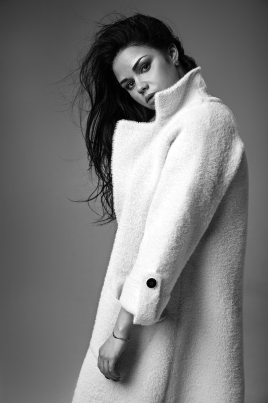 девушка, портрет, красота, любовь, внимание, чувства, волосы, ветер, пальто,  ощущения Дашаphoto preview