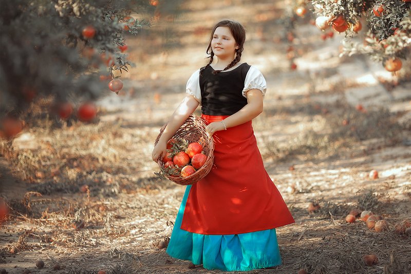 Девочка с гранатамиphoto preview