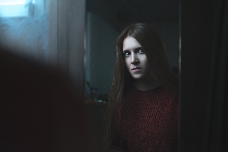 девушка,зеркало,ужасы,холод,красный,синий,портрет,вечер,сумерки,отражение. Зеркало фото превью