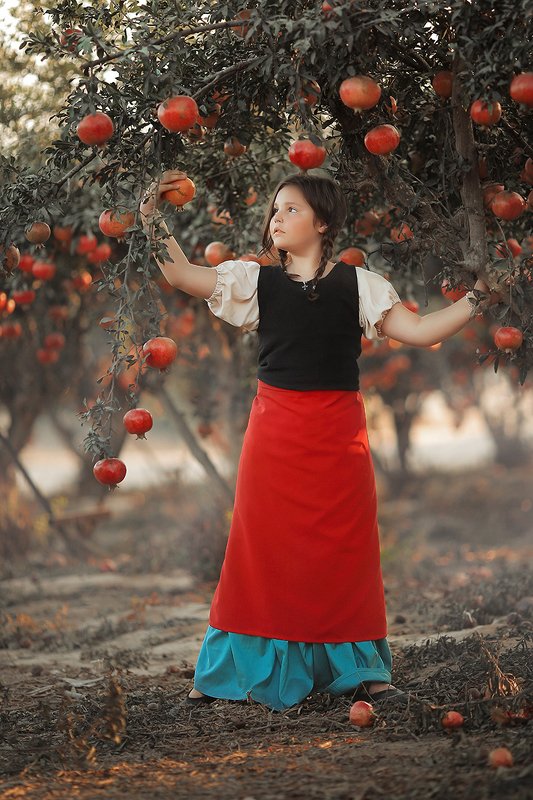 Девочка с гранатамиphoto preview