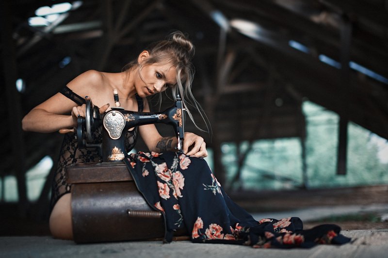 девушка, шьет, платье девушка шьет платьеphoto preview