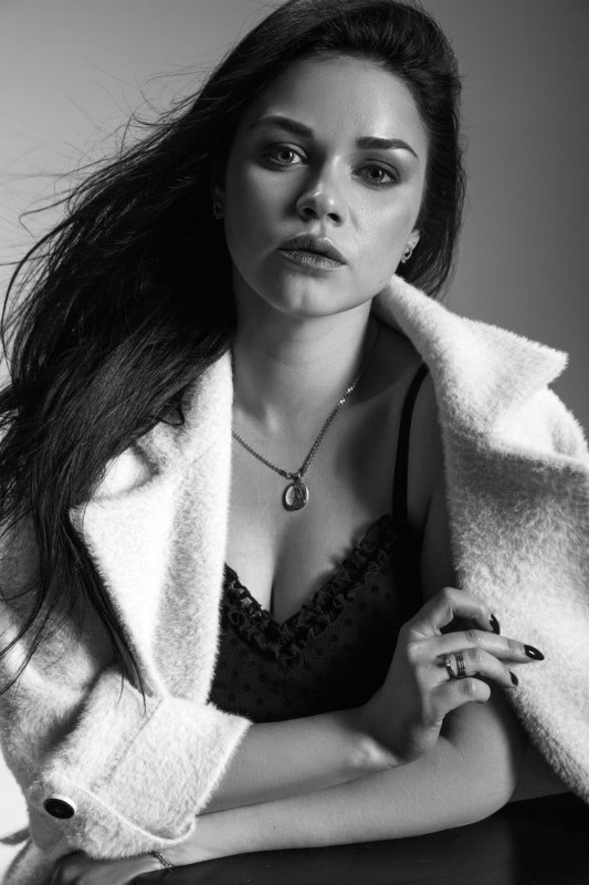 девушка, портрет, красота, любовь, внимание, чувства, волосы, ветер, пальто,  ощущения Дашаphoto preview