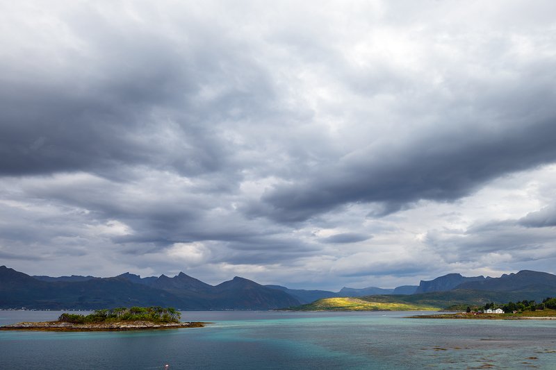 Желтый луч на дальнем берегуphoto preview