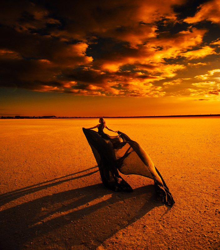 девушка пустыня закат облака Огненный ветерphoto preview