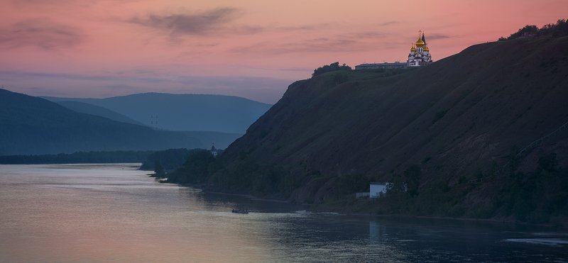 природа, пейзаж, город, река, храм, утес, горы, крутой, склон, надводой, купола, вечер, закат, енисей, красноярск, сибирь Купола на берегу Енисеяphoto preview