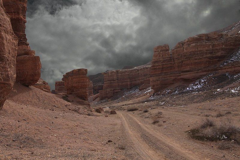 тучи, каньон, песчаные скалы. Кажется дождь начинается.photo preview