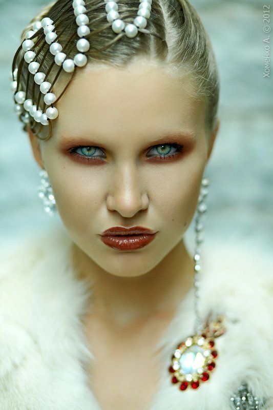 girl dangerous eyesphoto preview