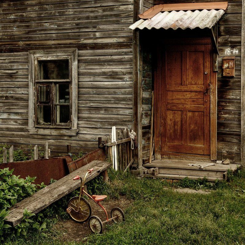 старина, город про маленький красный велосипедphoto preview