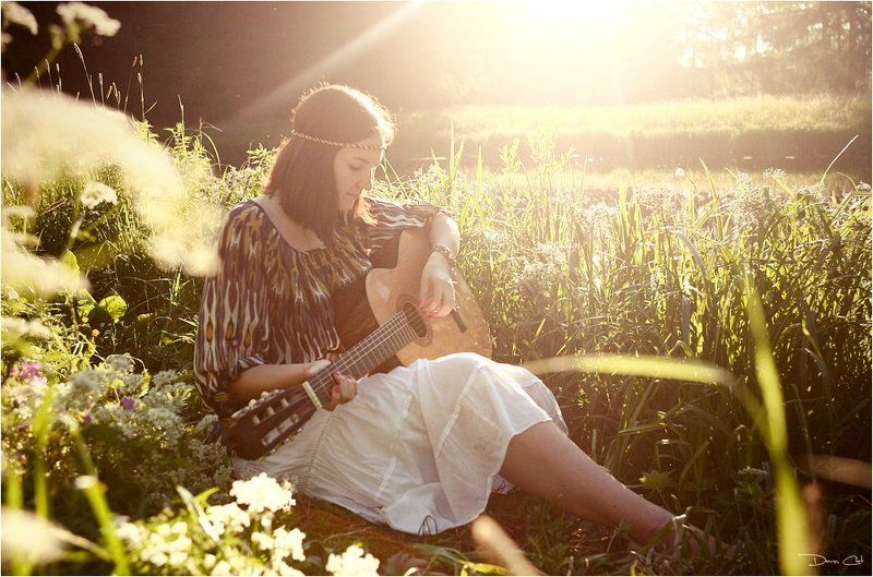 девушка, вечер, солнце, травинки, цветы, гитара, музыка Жизнь - это музыка, которая звучит в нас..photo preview