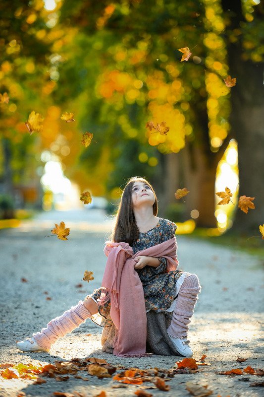 девочка осень парк Дуновение ветраphoto preview