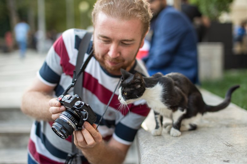Фотограф с моделью просматривают отснятый материалphoto preview