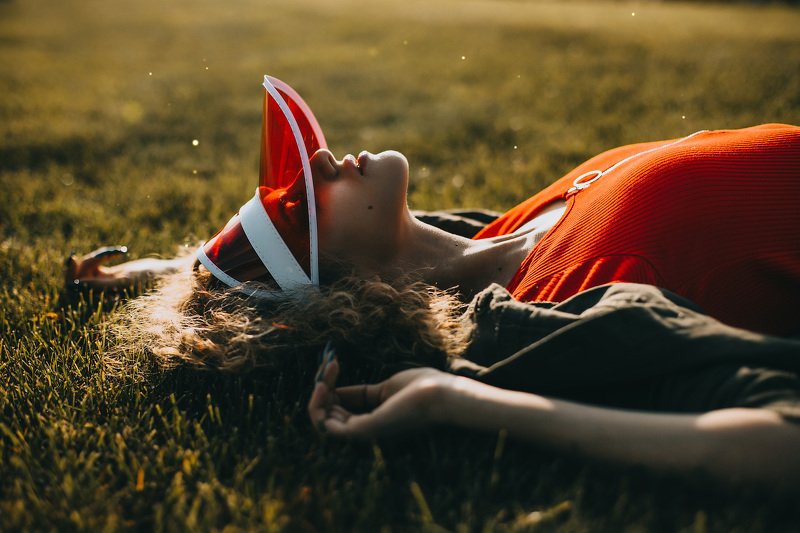 девушка, свет, солнце, портрет, красный, улица, москва, трава Уставшая в мечтахphoto preview