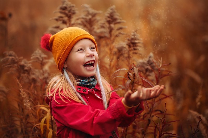 девочка, осень, оранжевый, смех, эмоция, радость photo preview