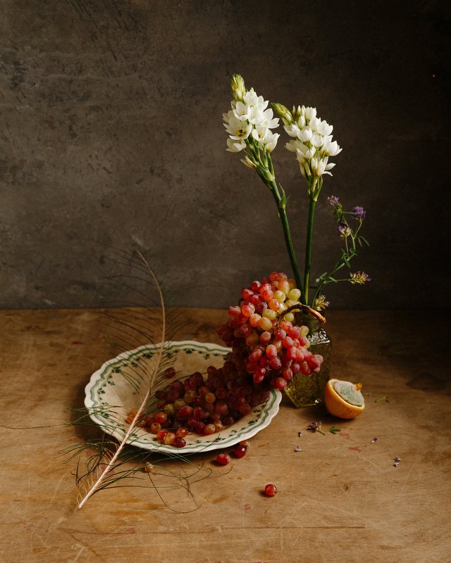 с виноградом и пером павлинаphoto preview