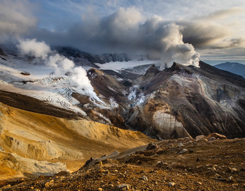 камчатка, вулкан, мутновский, кратер, извержение, сентябрь. Активный кратерphoto preview