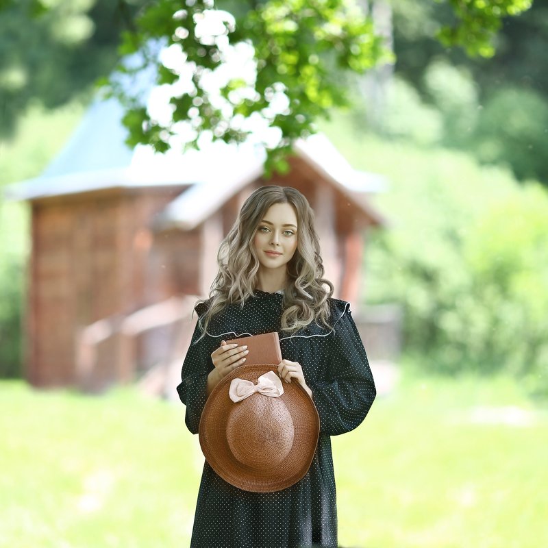 ретро, под старым дубом, книга, шляпа, парк, девушка в парке photo preview