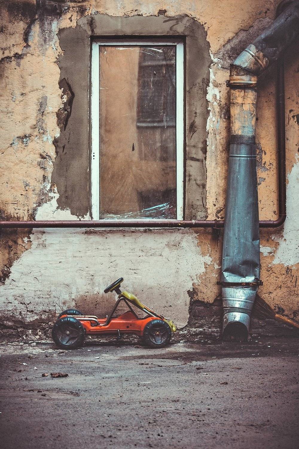 парковка. Автор: Vladimir Kedrov двор, дом, игрушка, окно, парковка, труба, Vladimir Kedrov