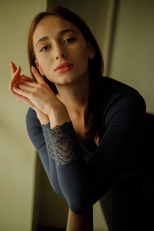 portrait, портрет, girl, brunette, portraiture, indoor, девушка, молодость, октябрь, ламповый, retouch, ретушь, цвет, cinematic,нежность Vikaphoto preview