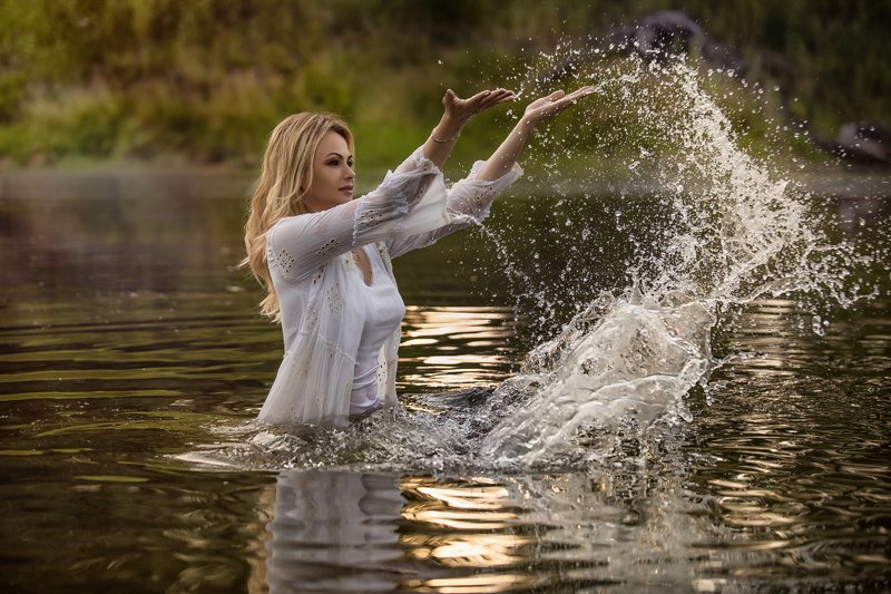 портрет девушка красота озеро закат закатыphoto preview