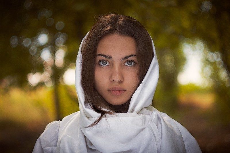 девушка, взгляд, глаза, губы, портре, лес, листва, капюшон Соняphoto preview